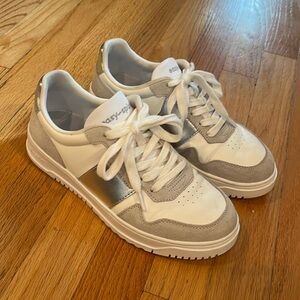 Easy Spirit like new sneakers! Size 7.5. Just adorable!